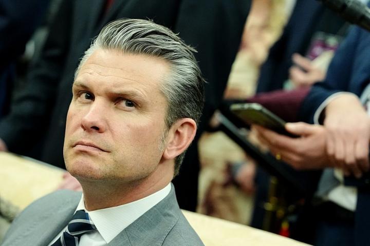 El secretario de Defensa de EEUU, Pete Hegseth, el 3 de marzo de 2026 en el Despacho Oval, oyendo las intervenciones de su presidente, Donald Trump, y el canciller alemán, Friedrich Merz.