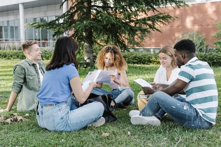 Estudiantes, en un campus universitario
