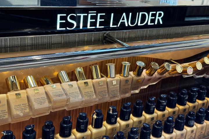 Imagen de archivo de un stand de Estée Lauder en un aeropuerto de Milán.
