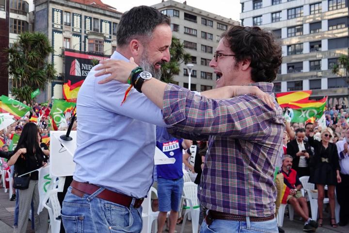 Imagen de archivo del líder de Vox, Santiago Abascal, y el diputado José María Figaredo; en una imagen de archivo en un acto en Gijón (Asturias).