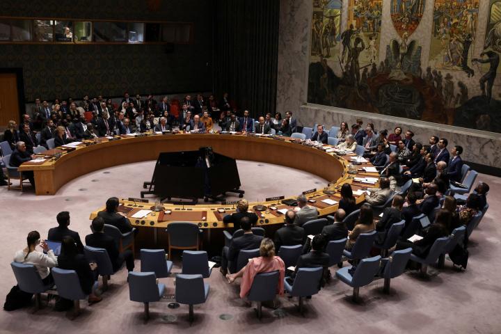 Miembros del Consejo de Seguridad de las Naciones Unidas votan sobre resoluciones relativas a la situación en Irán en la sede de la ONU, en Nueva York, el 11 de marzo de 2026.