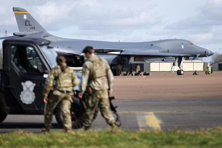 Militares estadounidenses cruzan ante los bombarderos B-1 Lancer que se preparan para operar en la base aérea de Fairford (Reino Unido), el 10 de marzo de 2026.