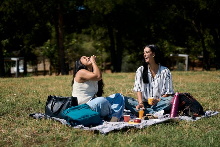 Amigas disfrutan en un parque