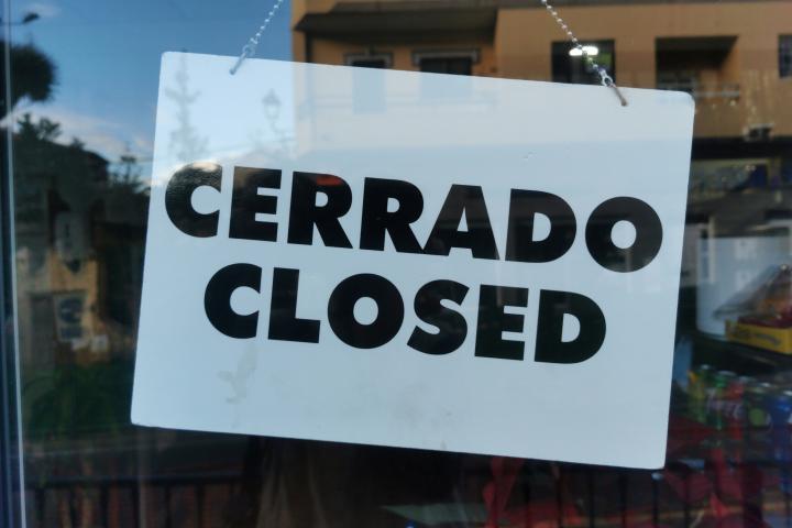Un cartel de 'cerrado' en una tienda.
