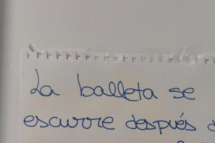 Una compañera de piso cuelga varios carteles.