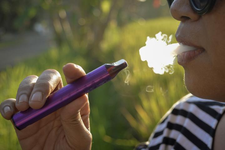 Una mujer vapeando, en una imagen de archivo