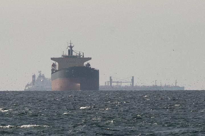 Varios petroleros navegan en el Golfo, cerca del Estrecho de Ormuz, al norte de Ras al-Khaimah, el 11 de marzo de 2026.