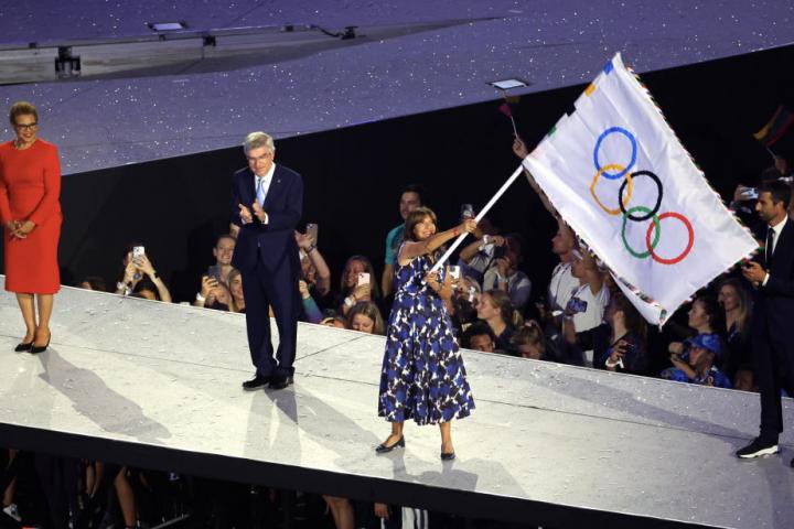 Anne Hidalgo, alcaldesa de París, ondea la bandera olímpica junto a Thomas Bach, presidente del COI, y Karen Bass, regidora de Los Ángeles, en la clausura de los Juegos, el 11 de agosto de 2024.