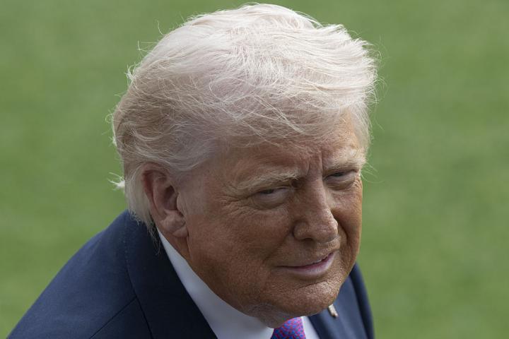 Donald Trump, sonriente ante la prensa a la salida de la Casa Blanca