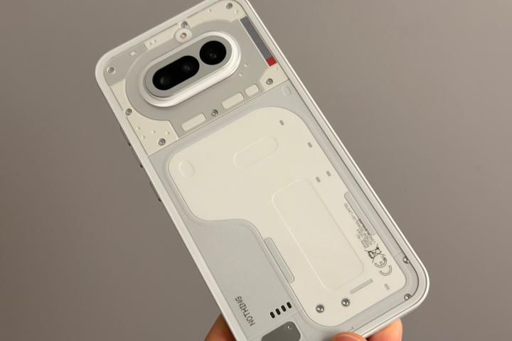El nuevo Nothing Phone (4a), con su estética habitual y en color blanco.