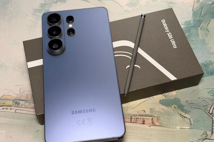 El nuevo Samsung Galaxy S26 Ultra, junto al S Pen.