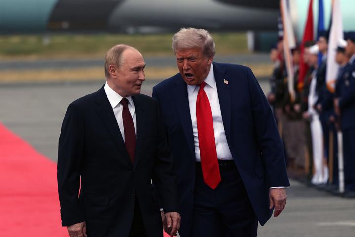 El presidente de EEUU, Donald Trump, y el de Rusia, Vladimir Putin, durante su reunión sobre la guerra en Ucrania en la base aérea de Anchorage (Alaska), el 15 de agosto de 2025.