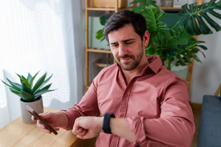 Un hombre mirando su reloj