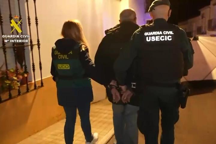 Imágenes de los registros llevados a cabo en Hornacho (Badajoz) por el que se hayan detenidos dos hermanos por la muerte de Francisca Cadenas, la vecina de Hornachos desaparecida en 2017.