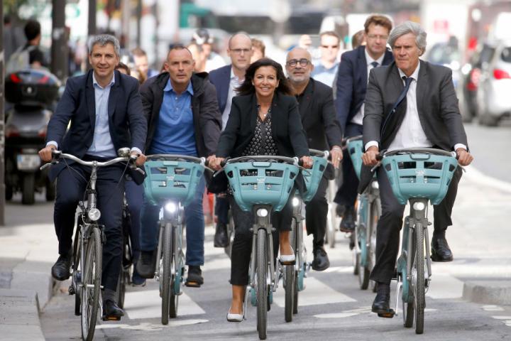 La alcaldesa de París, Anne Hidalgo (centro), estrena con su equipo de Gobierno las nuevas bicicletas eléctricas "Velib Metropole", el 19 de septiembre de 2018.