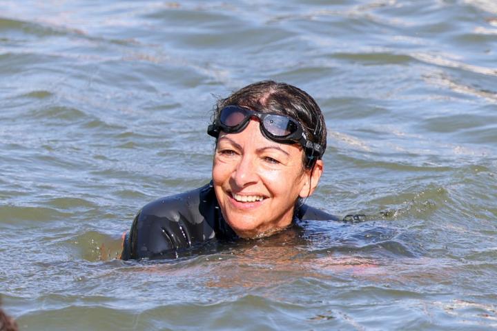 La alcaldesa de París, Anne Hidalgo, nadando en el río Sena, el 17 de julio de 2024.