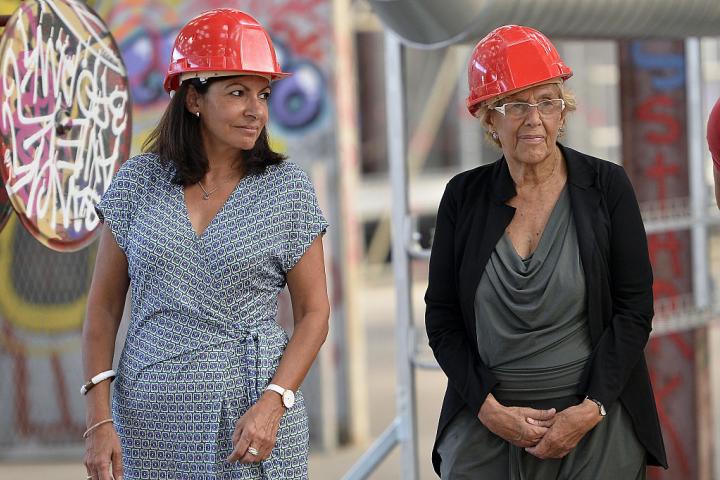 La alcaldesa de París, Anne Hidalgo, y la de Madrid, Manuela Carmena, visitan las obras de un futuro campo de refugiados en París (Francia), el 12 de septiembre de 2016.