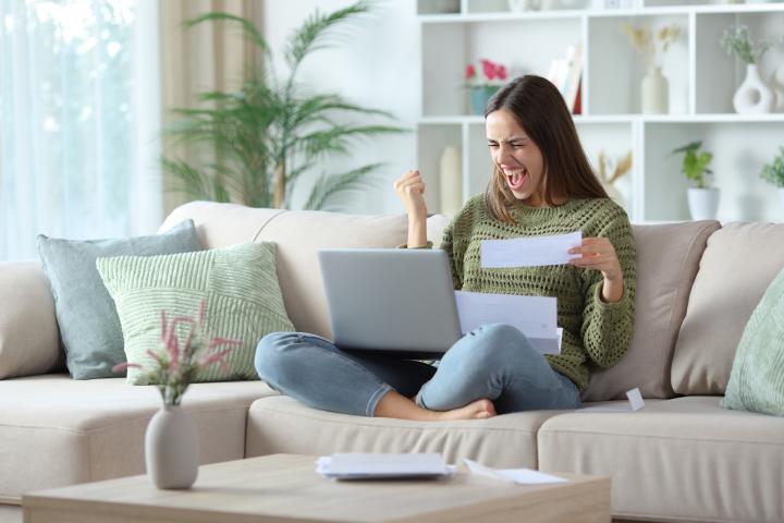 Una mujer feliz con su ordenador