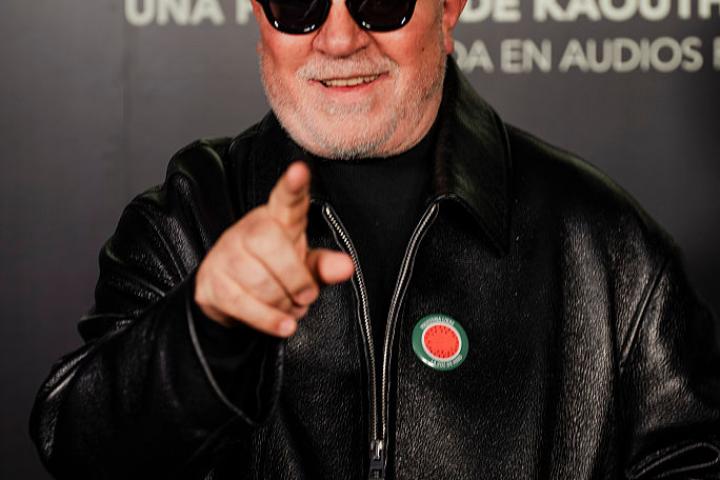 MADRID, ESPAÑA - 18 DE NOVIEMBRE: El director Pedro Almodóvar posa en la alfombra roja de la película 'La voz de Hind'.