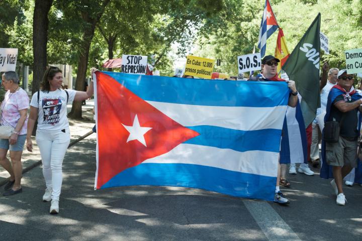 Manifestación para exigir el fin de la dictadura y la libertad de los presos políticos en Cuba, en el Paseo del Prado de Madrid (España), el 10 de julio de 2022.
