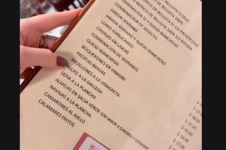 Mariona Falomi reserva en un restaurante español de EEUU.