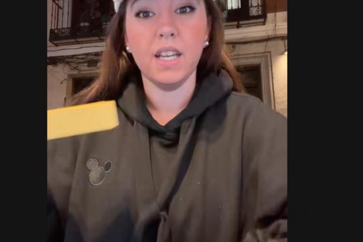 Miry prueba una palmera de chocolate.