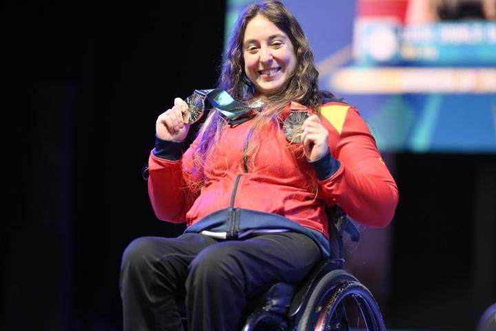 Powerlifting Loida Zabala, luciendo la medalla ganada en el europeo de halterofilia paralímpica.