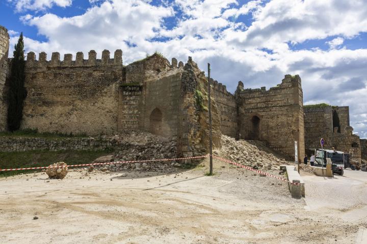 Una torre del castillo de Escalona, en la provincia de Toledo, se ha derrumbado en la mañana de este sábado sin causar daños personales.