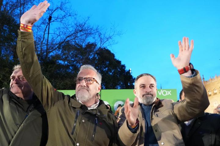 El líder de Vox, Santiago Abascal, junto a Carlos Pollán en el acto de cierre de campaña en Castilla y León.