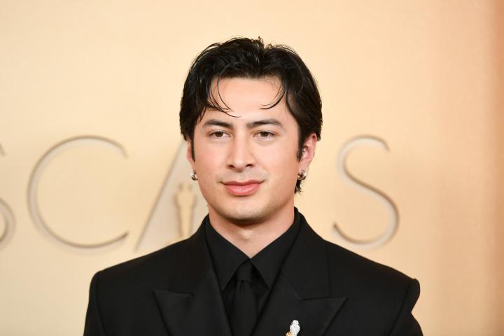 Hudson Williams posando en la alfombra roja de los premios Oscar 2026