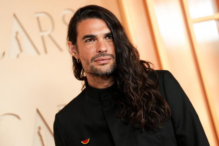 Óliver Laxe en la alfombra roja de los Oscar 2026.