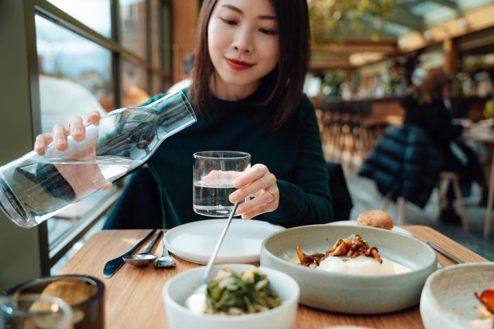 Una mujer comiendo en una imagen de archivo