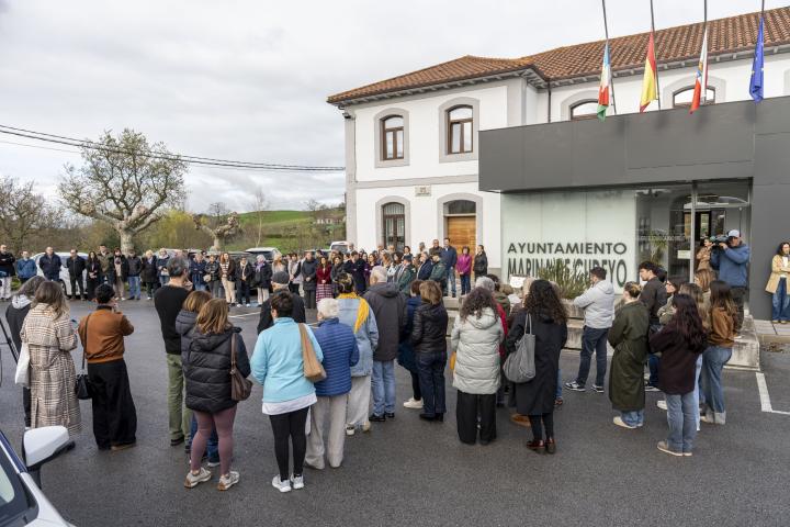 El Ayuntamiento de Marina de Cudeyo, Cantabria, guarda un minuto de silencio frente a su sede en señal de condena y repulsa por el reciente asesinato por violencia de género ocurrido en Pedreña.