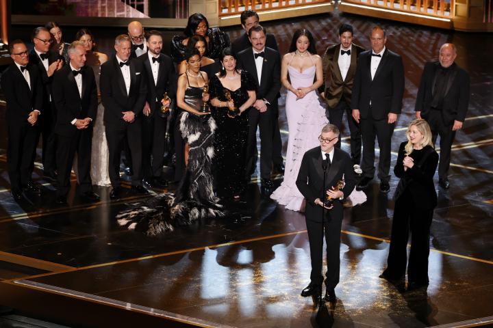 El equipo de 'Una batalla tras otra' celebrando el Oscar a Mejor película