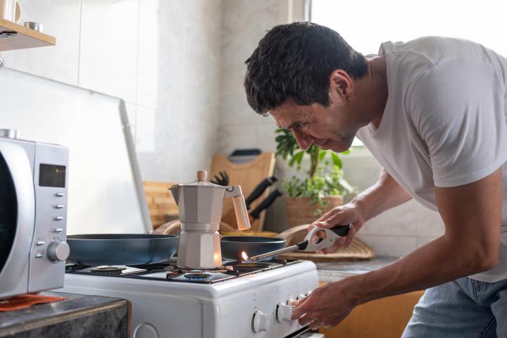Hombre preparando un café