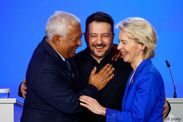 El presidente de Ucrania, Volodimir Zelenski, abrazado por la presidenta de la Comisión Europea, Ursula von der Leyen, y el presidente del Consejo, Antonio Costa, el 24 de febrero de 2026, en Kiev.
