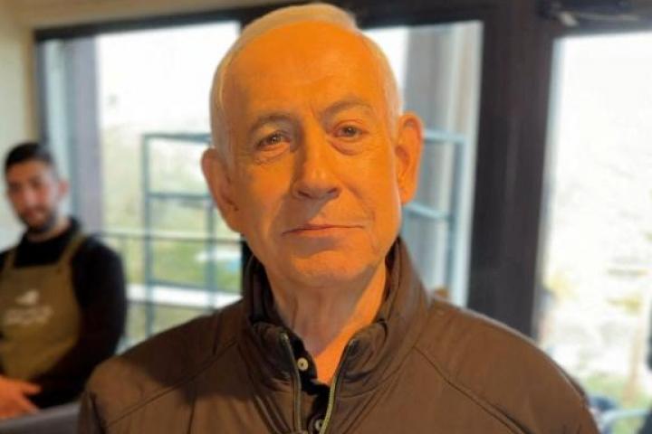 El primer ministro de Israel, Benjamin Netanyahu, el 16 de marzo de 2026, en el vídeo tomando café que ha difundido como prueba de vida.