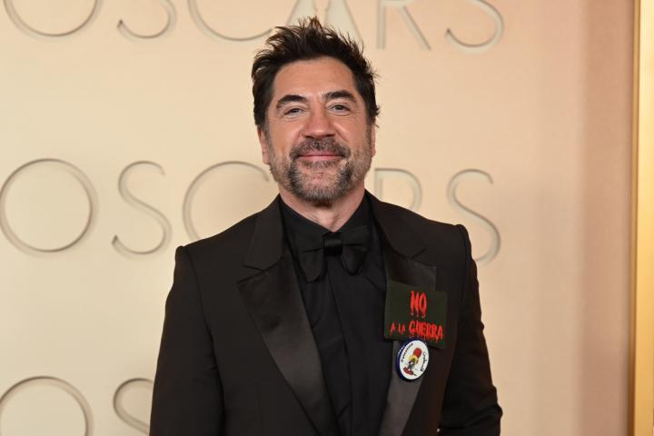 Javier Bardem con su cartel de 'No a la guerra' y de apoyo a Palestina en los Oscar 2026