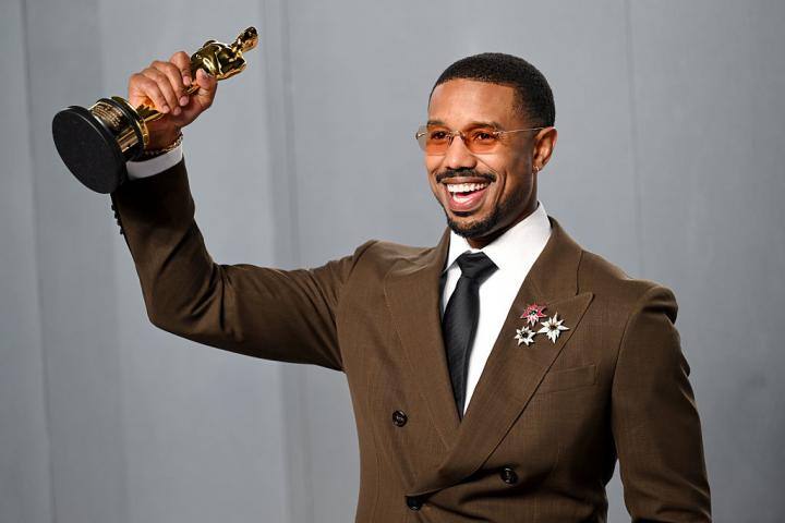 Michael B. Jordan con el Oscar por su interpretación en 'Sinners'.