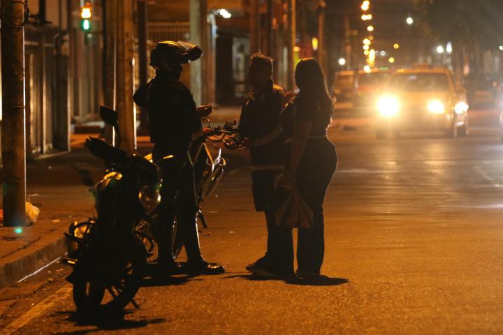 Un policía conversa con ciudadanos tras el toque de queda, iniciado el 16 de marzo de 2026, en Guayaquil (Ecuador).