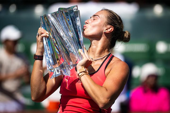 Aryna Sabalenka posa con el trofeo de campeona con su anillo