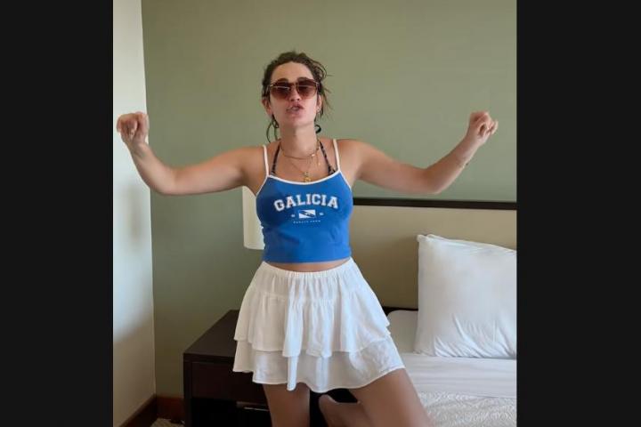 Claudia Vega enseña su habitación de hotel en Brasil.