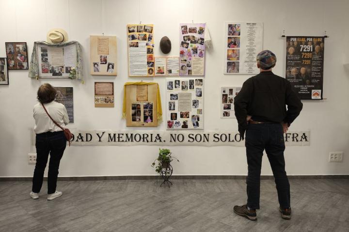 Dos personas visitan la exposición 'Homenaje a las 7291 víctimas discriminadas sin atención sanitaria'