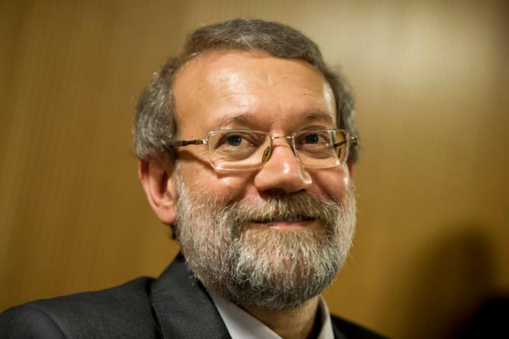 El entonces presidente del Parlamento iraní y exnegociador nuclear principal de Teherán, Ali Larijani, atendiendo a la prensa el 9 de octubre de 2013 en Ginebra (Suiza).