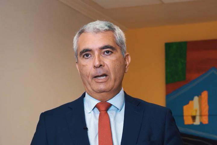 El presidente de la AEPD, Lorenzo Cotino, habla frente a la cámara en una sala con las paredes pintadas de amarillo