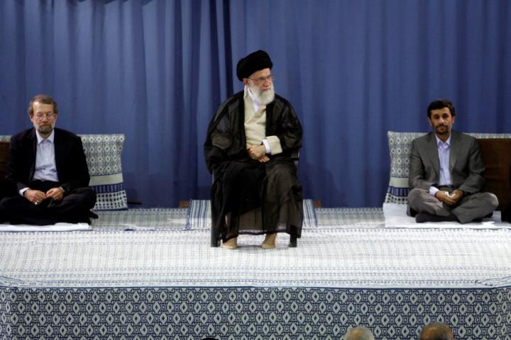 El presidente iraní Mahmoud Ahmadinejad y el del Parlamento, Ali Larijani, escuchan un discurso del líder supremo, Ali Jamenei, el 3 de agosto de 2009, en Teherán.