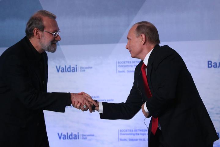 El presidente ruso, Vladimir Putin, saluda al entonces presidente del Parlamento iraní, Ali Larijani, durante la reunión del Club Internacional de Debate Valdai, el 22 de octubre de 2015, en Sochi.