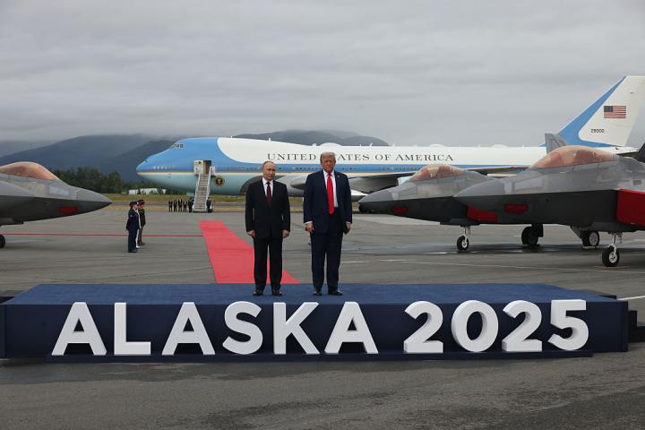 El presidente ruso, Vladimir Putin, y el estadounidense, Donald Trump, posan el 15 de agosto de 2025 en la base de Anchorage (Alaska, EEUU), antes de su reunión.