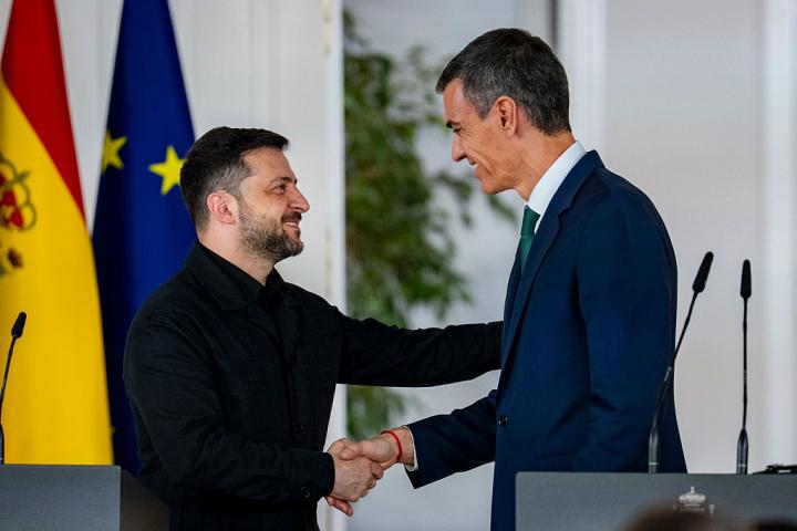 El presidente ucraniano, Volodimir Zelenski, estrecha la mano de su homólogo español, Pedro Sánchez, durante su visita al Palacio de la Moncloa, el 18 de noviembre de 2025.