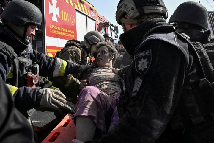 Equipos de rescate transportan a una mujer herida tras sacarla de entre los escombros de un edificio de viviendas alcanzado por un ataque aéreo ruso en Zaporiyia (Ucrania), el 16 de marzo de 2026.